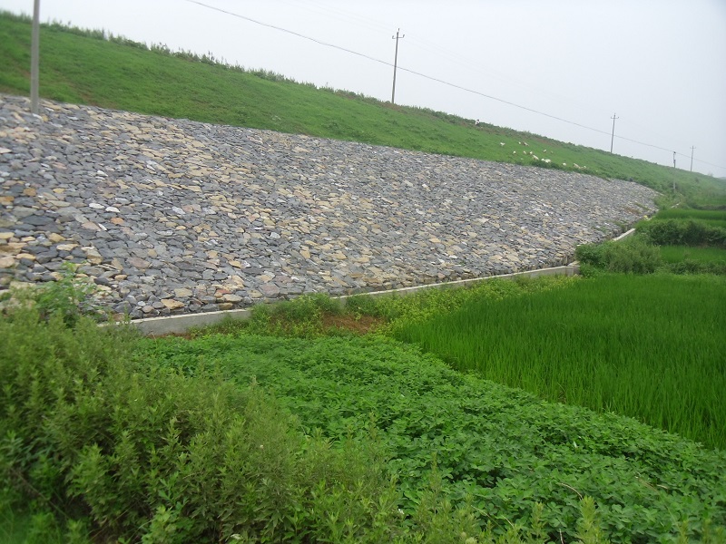 王湖冲水库外坡贴坡排水